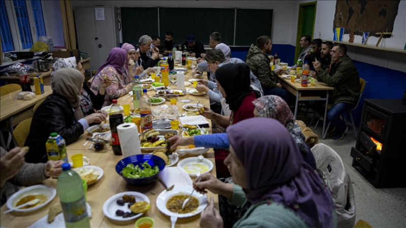 Svećenik u BiH priredio iftar za komšije Bošnjake