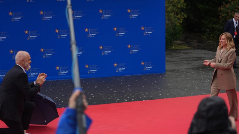 Një gjest i kryeministrit shqiptar Edi Rama drejtuar Giorgia Melonit