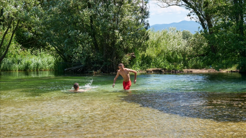Sarajlije tražile osvježenje u kristalno čistoj vodi malo poznate plaže na Vrelu Bosne