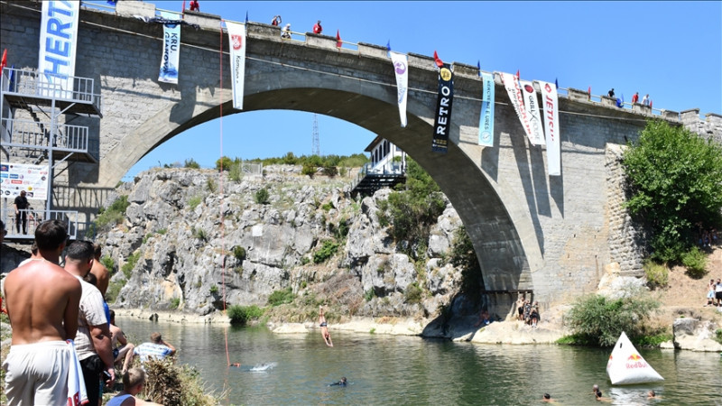 Kosovo: Tradicionalni skokovi s mosta u Đakovici                 