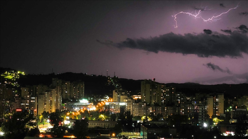 Munje obasjale nebo iznad Sarajeva                     