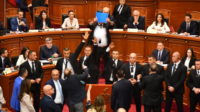 Albanski parlament uz tenzije odobrio program i novu vladu s AI ministricom