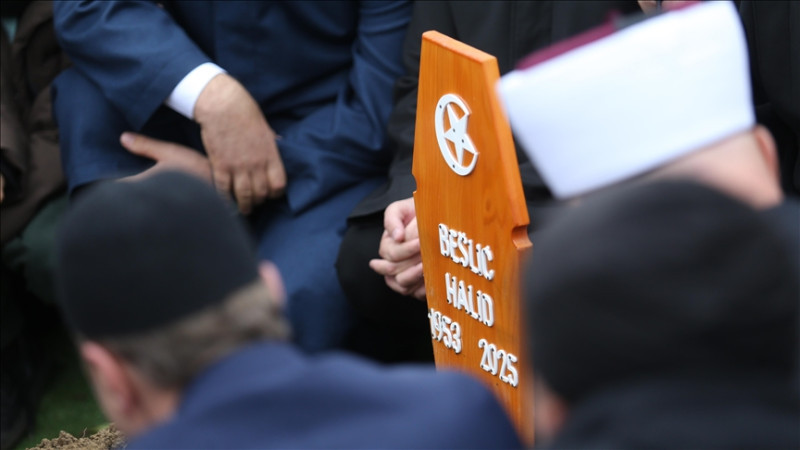 Legendarni bh. muzičar Halid Bešlić sahranjen na groblju Bare u Sarajevu