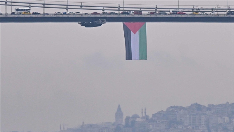 Palestinske zastave na mostovima u Istanbulu u znak podrške Gazi