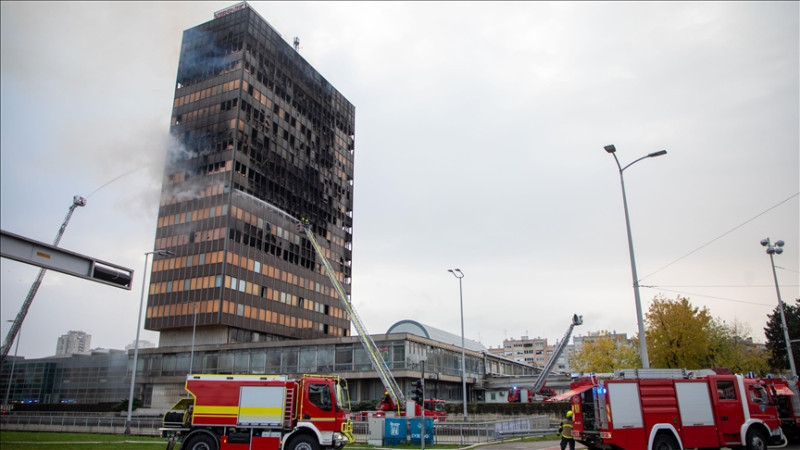 Hrvatska: Požar zahvatio Vjesnikov neboder u Zagrebu, gašenje još traje
