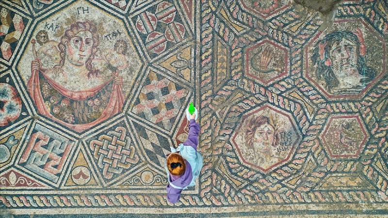 İznik'te tasvirlerle bezenmiş 3. yüzyıla ait taban mozaiği gün yüzüne çıkarılıyor