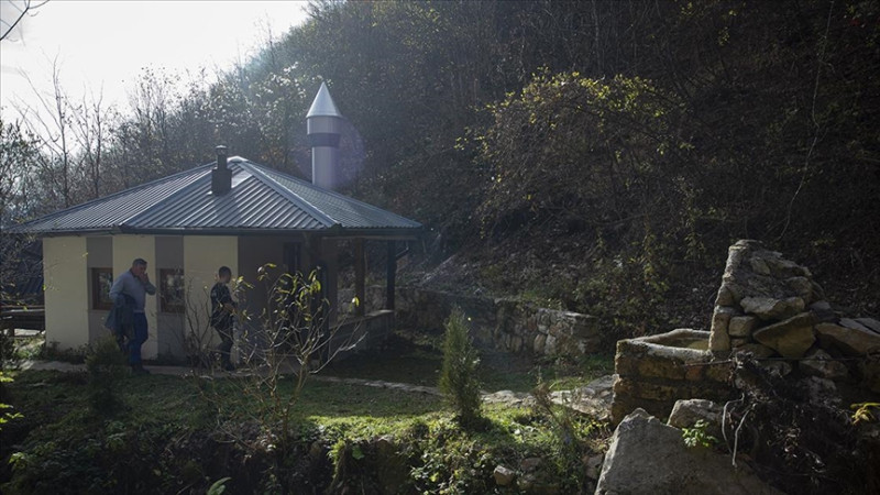 Bosna Hersek’in En Küçük Camisi Turistlerin İlgi Odağı Oldu