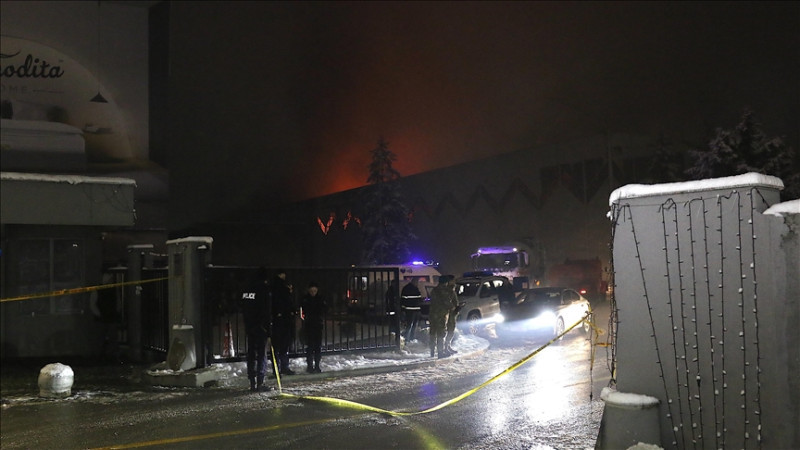 Kosovo: Vatrogasci se satima bore s požarom u Đakovici