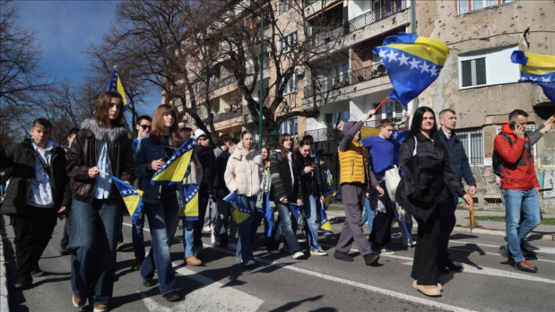 „Na mostu sjećanja, u susret slobodi“: U Sarajevu održan defile učenika povodom 1. marta, Dana nezav
