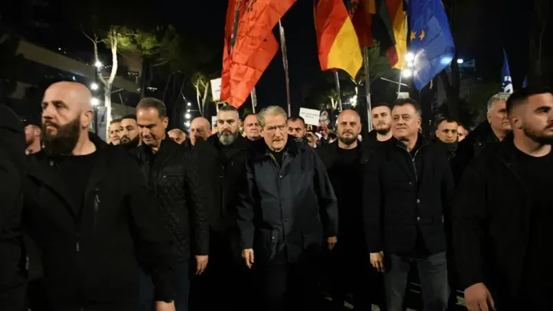 Arnavutluk’ta muhalefetin çağrısıyla toplanan göstericiler hükümetin istifasını istedi