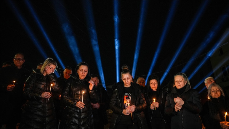 Пред ноќниот клуб во Кочани се одржа комеморативна церемонија за загинатите во трагедијата