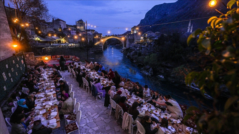 Ramazanska tradicija: Zajednički iftar na otvorenom u staroj gradskoj jezgri Mostara