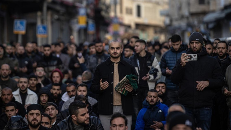 Filistinliler, bayram namazını kısıtlamalar nedeniyle kapatılan Mescid-i Aksa çevresinde kıldı