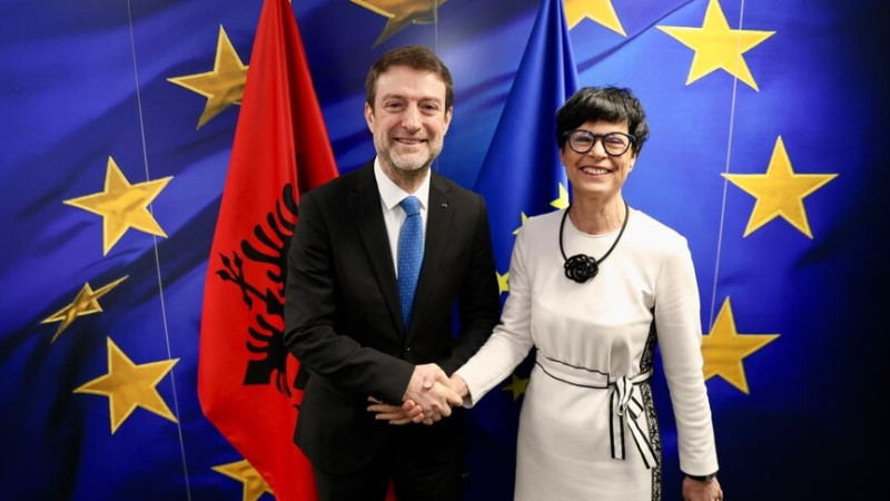 Ministri Hoxha takon komisioneren Kos: Rruga e Shqipërisë drejt BE-së bazohet në angazhime të forta