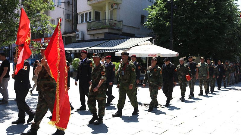 UÇK gazileri Priştine meydanında savaş üniformalarıyla yürüyüş yaptı