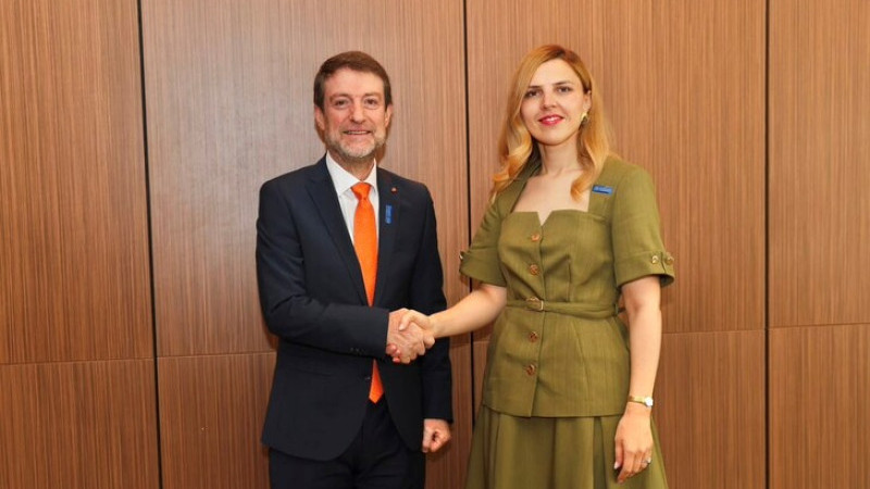 Ministri Hoxha takon homologen Bullgare