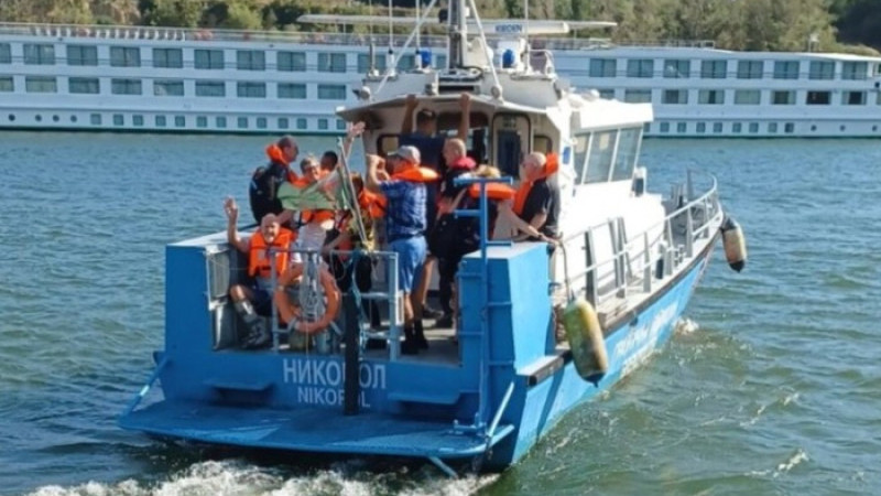 Bulgaristan sınır polisi, Tuna Nehri’nde mahsur kalan gemideki yolcuları tahliye etti