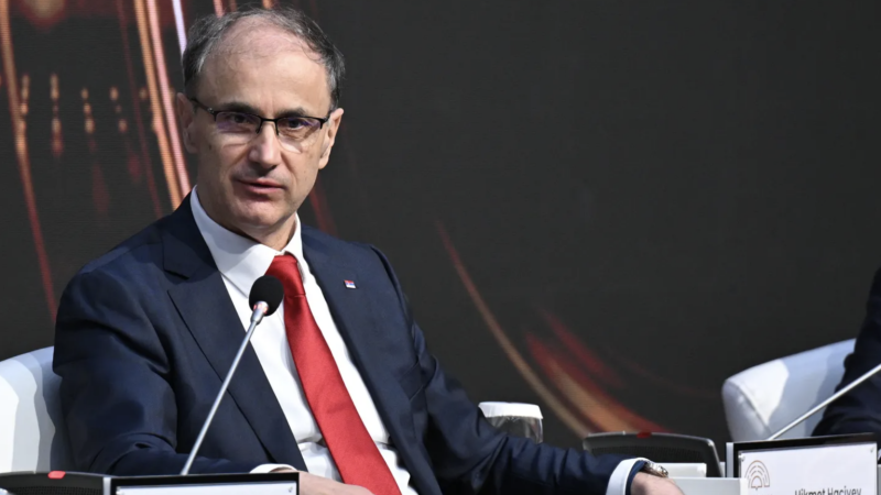 Sırbistan Meclisi, hükümete güvensizlik önergesini görüşmek üzere olağanüstü toplanacak