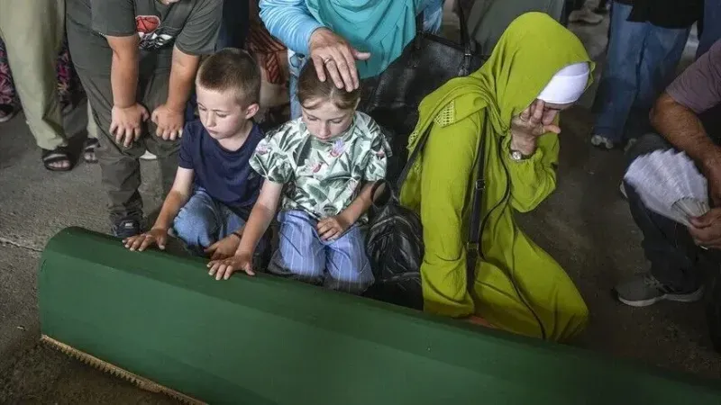 Tuga u Potočarima: S rukom na tabutu i u suzama porodice se opraštaju od najmilijih