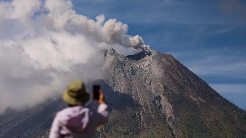 Indonezia zgjat mbylljen e aeroporteve për shkak të hirit vullkanik që pengon fluturimet